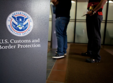 川普旅行禁令升级！43个国家受影响！海关严查，手机被搜、绿卡被夺！律师警告非必要别出境！